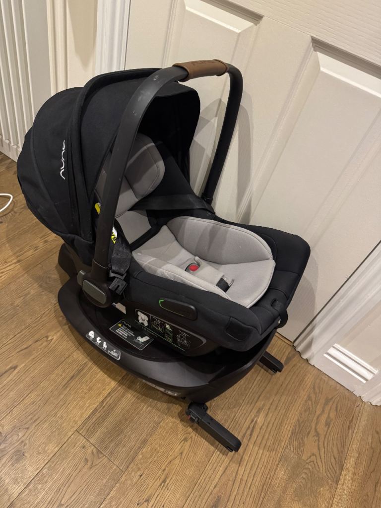 Nuna pipa next car seat and isofix base