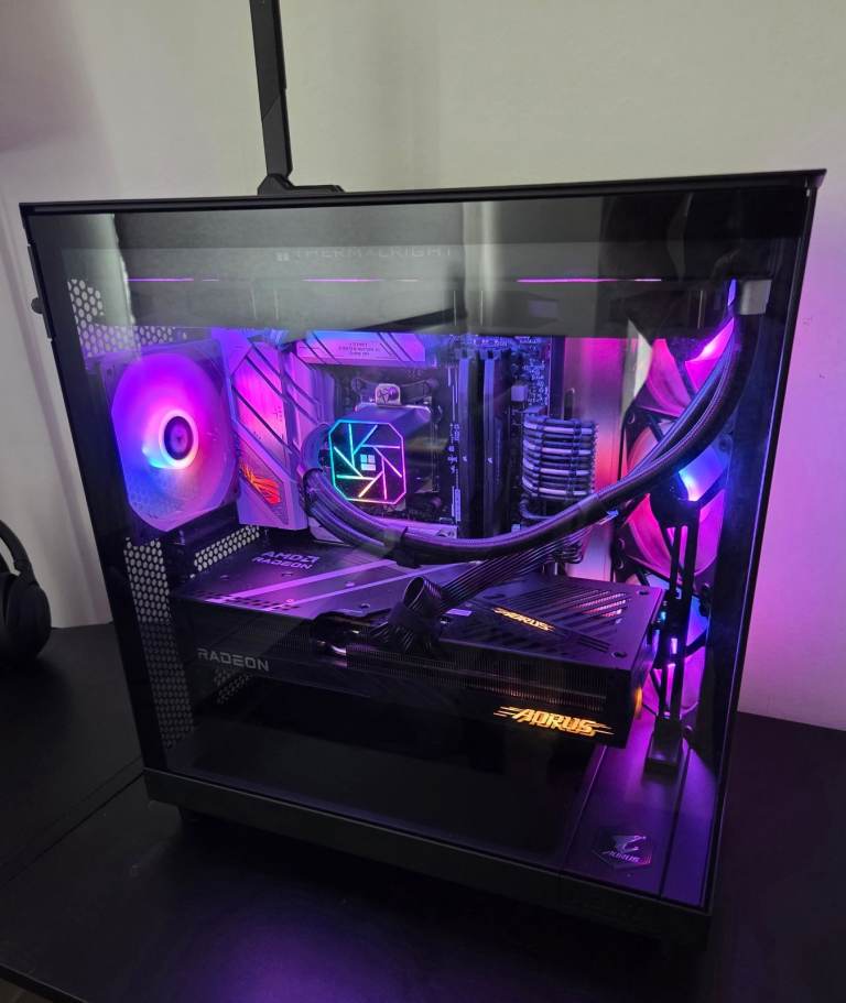 HighEnd Gaming PC AMD Ryzen 7 9700X / Gigabyte RX 9070 XT / 1.5TB SSD / 32GB RAM