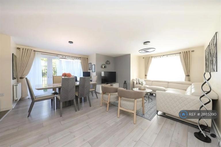 2 bedroom flat in Fulmar House, Hayes, UB3 (2 bed) (#2885390)