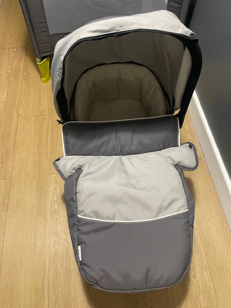 Hauck carry cot brand new