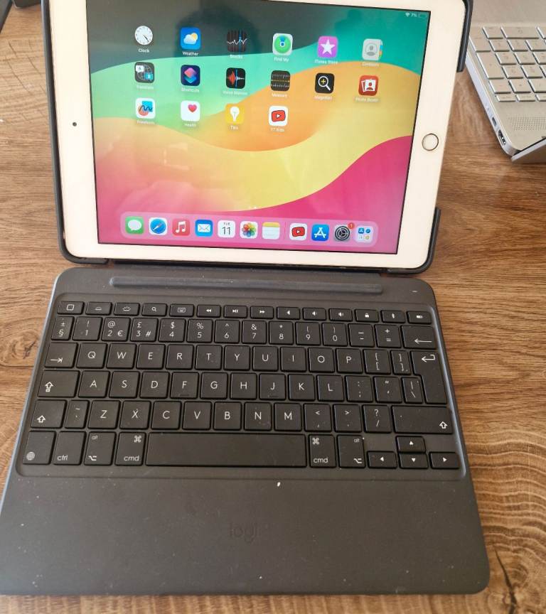 Apple iPad 6 128gb with Keyboard Case – Good Condition