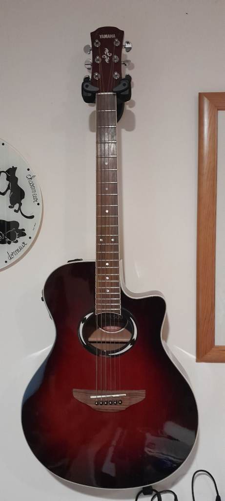 Yamaha APX500 Red Sunburst Electro Acoustic Guitar – Good Condition