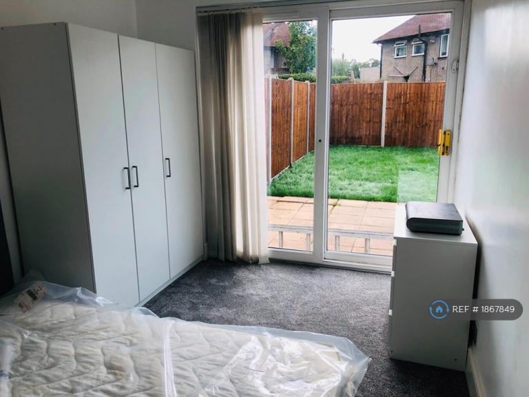 1 bedroom in Gorringe Park Avenue, Surrey, CR4 (#1867849)