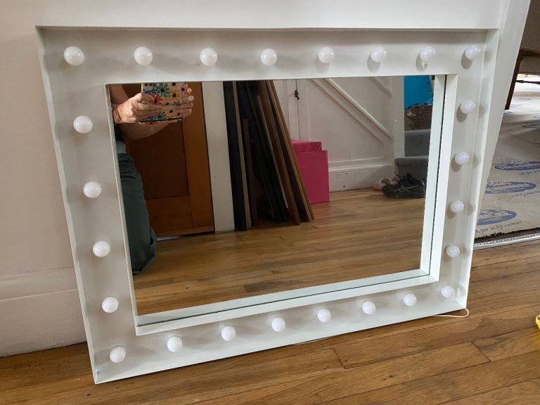 White Vanity Mirror Hollywood style battery lights – Good Condition