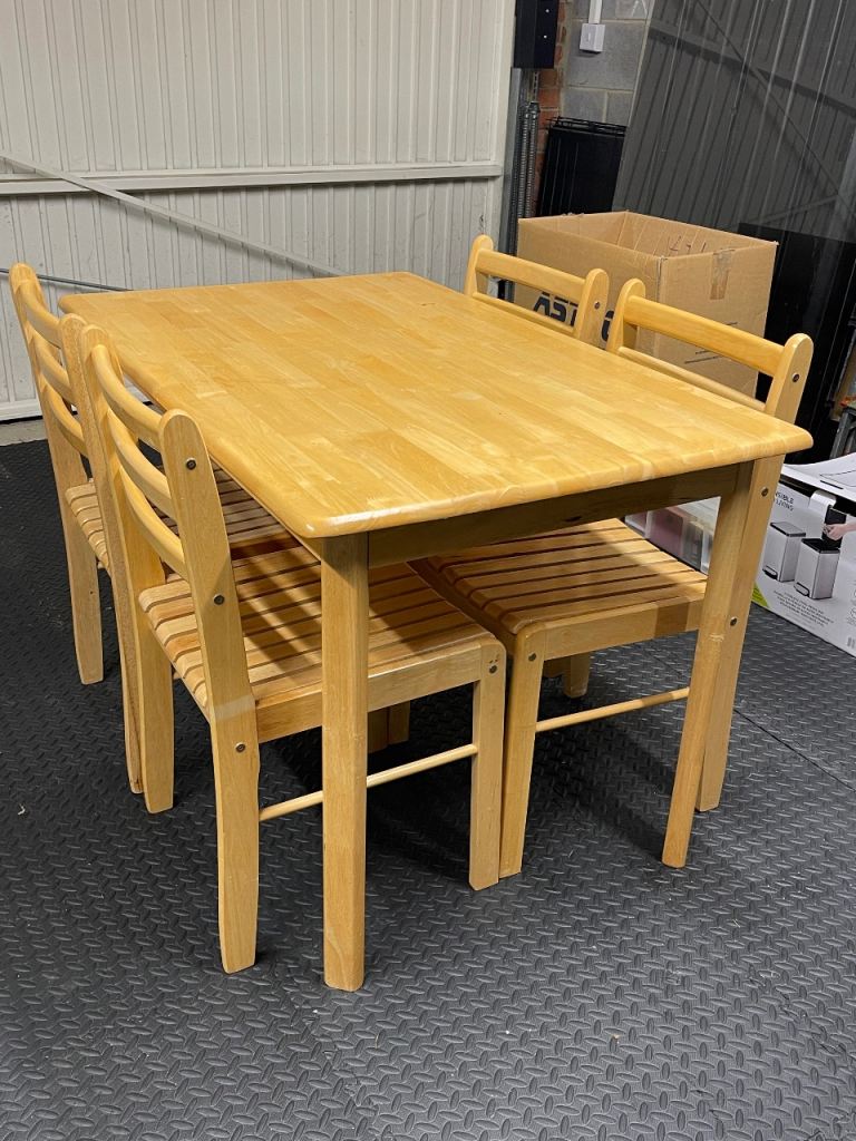 Small dining/kitchen table and chairs 