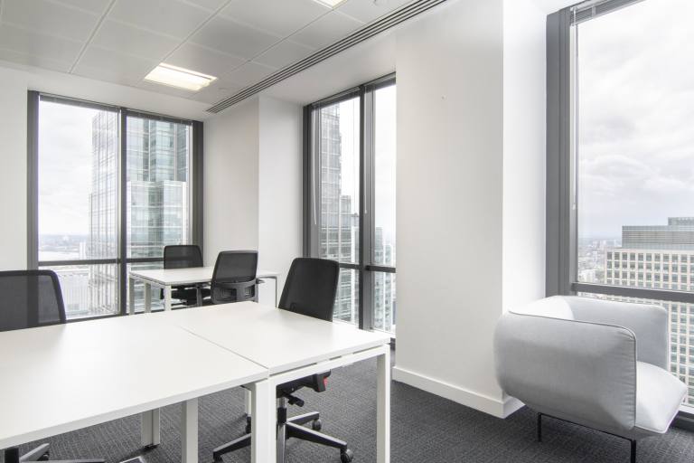 London - E14 5AA \ Private Office Rental with a 5-Desk Setup