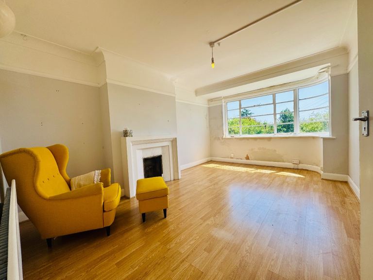 2 Bedroom Flat To Rent - Communal Gardens & Parking - Capel Gardens, Pinner, HA5 5RG
