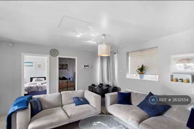 2 bedroom flat in Selby Close, London, E6 (2 bed) (#2632554)