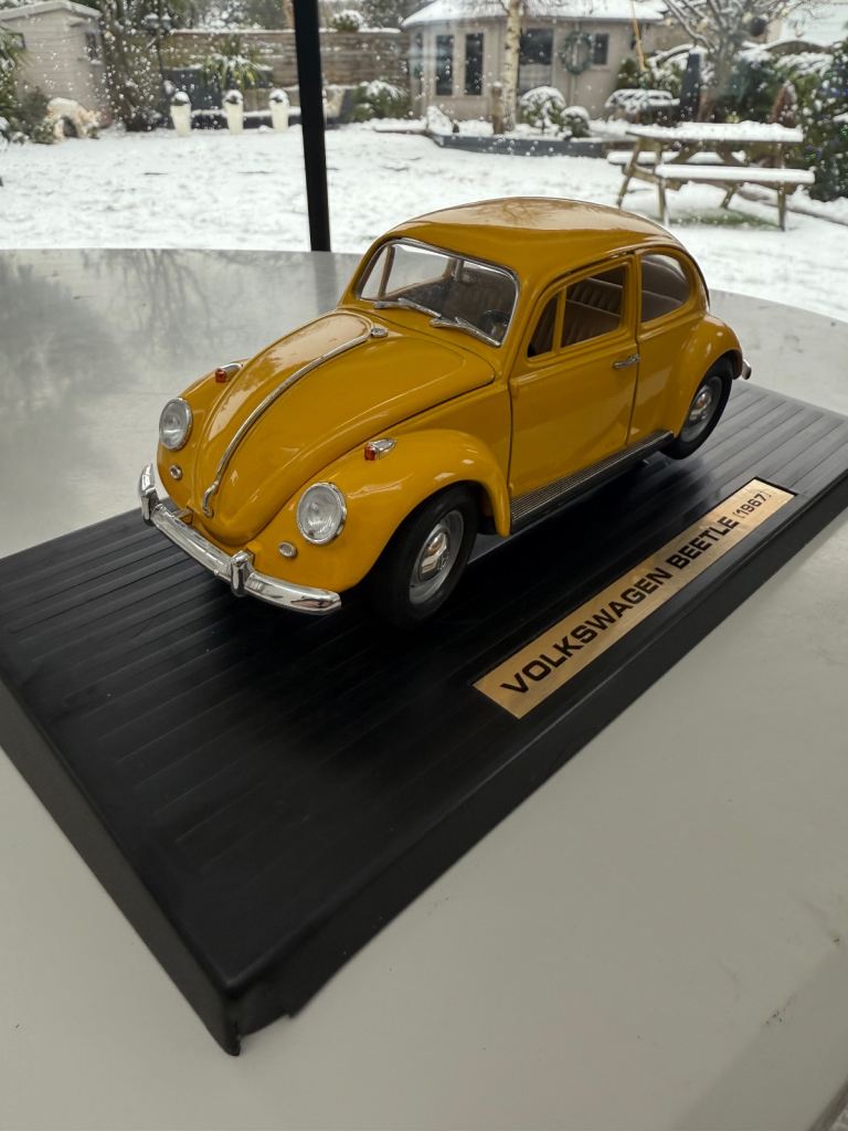 1:18 Volkswagen Beetle Vintage 1967. Yellow Road Legends Die Cast Model Car VW