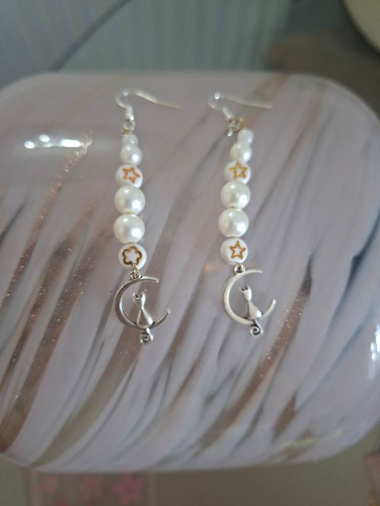 Earings beaded cream and  flower beaded long earings cat and moon 