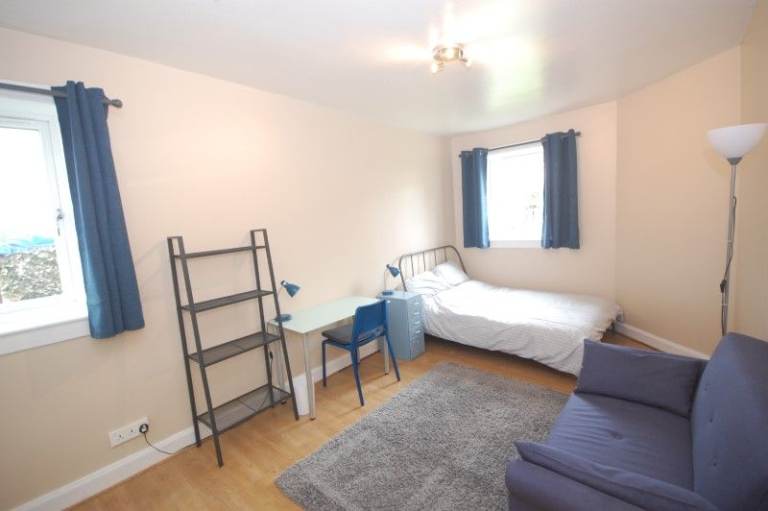 Large double room - student flat v close to Ed Coll, Napier, HW
