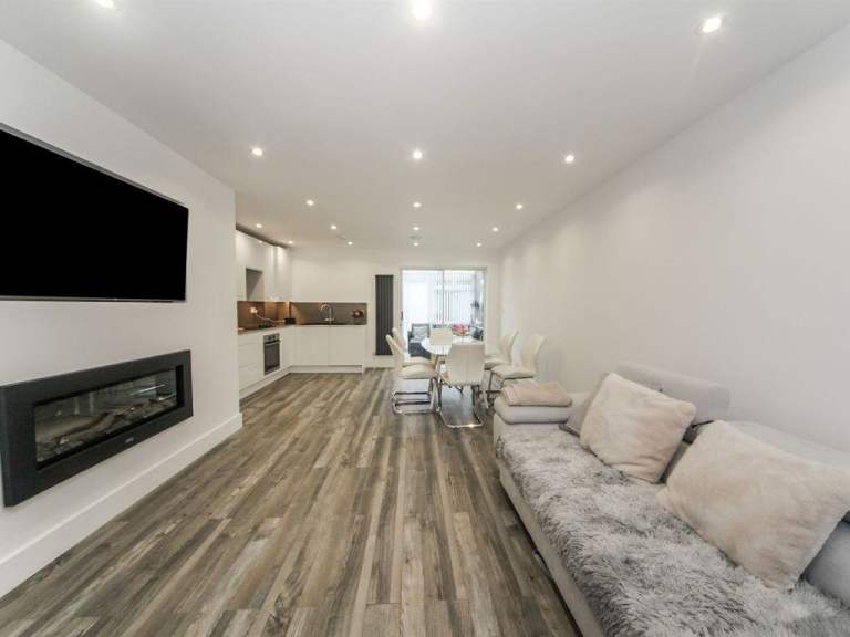 3-bedroom Rosedale, Houghton Regis, Dunstable, LU5 5RZ , offering excellent -Ref: 2206