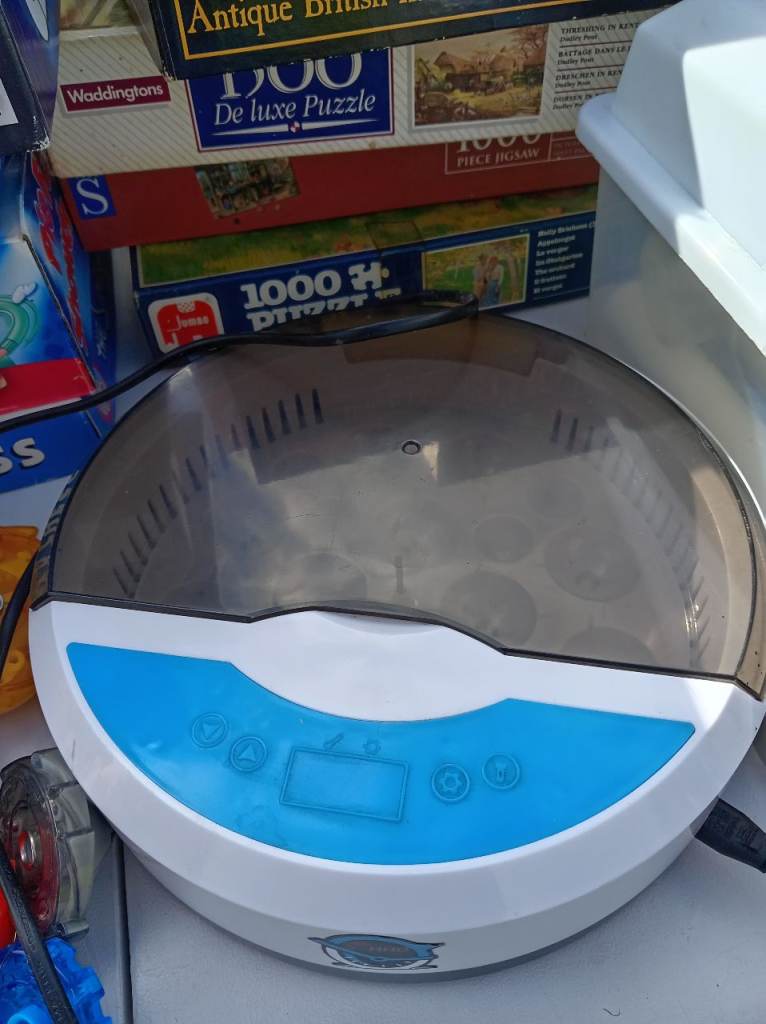 Egg incubator