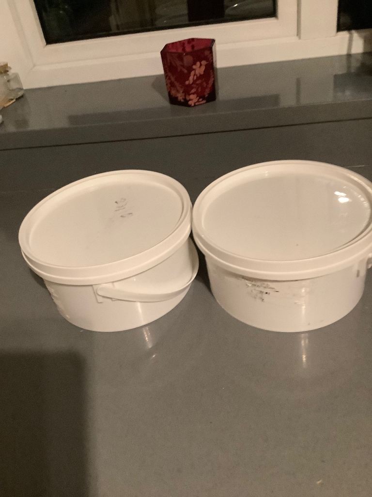 Set of 2 White Plastic Buckets with Lids – Good Nick