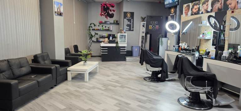 Hairdreser or nails chair to rent bd1