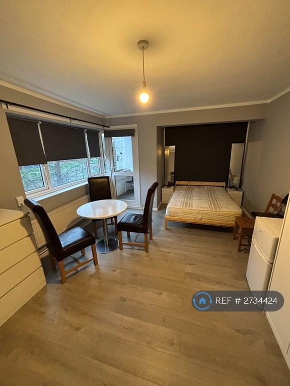 3 bedroom flat in Studley Road, London, SW4 (3 bed) (#2734424)