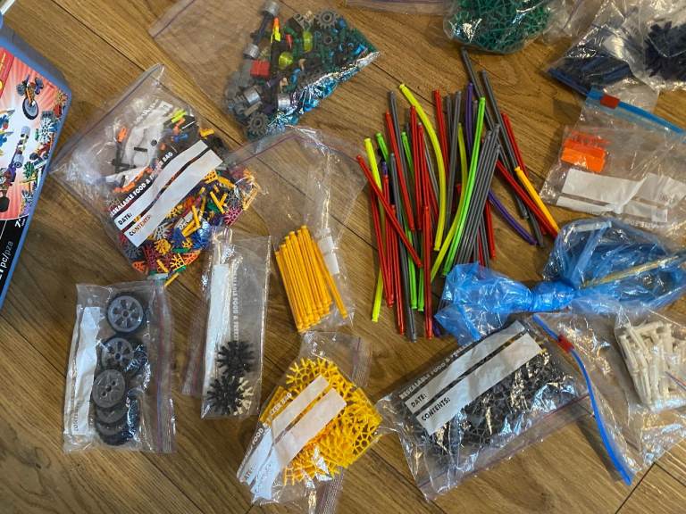 1.2 kg of K’NEX, including micro K’NEX + storage box, STEM / engineering toy