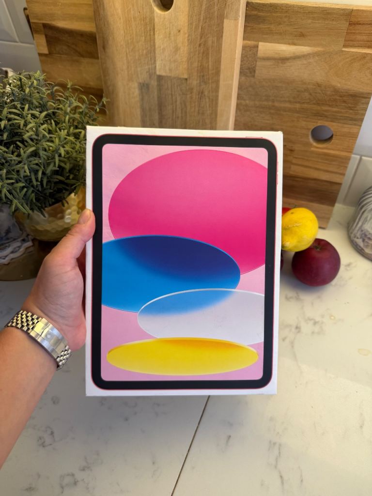 Brand New iPad A16 - 128gb Pink WiFi