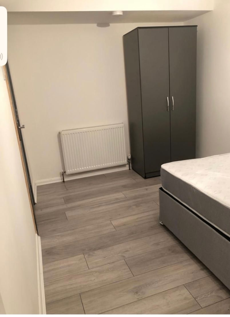 Spacious & Cosy double room for Rent SS14 1QA