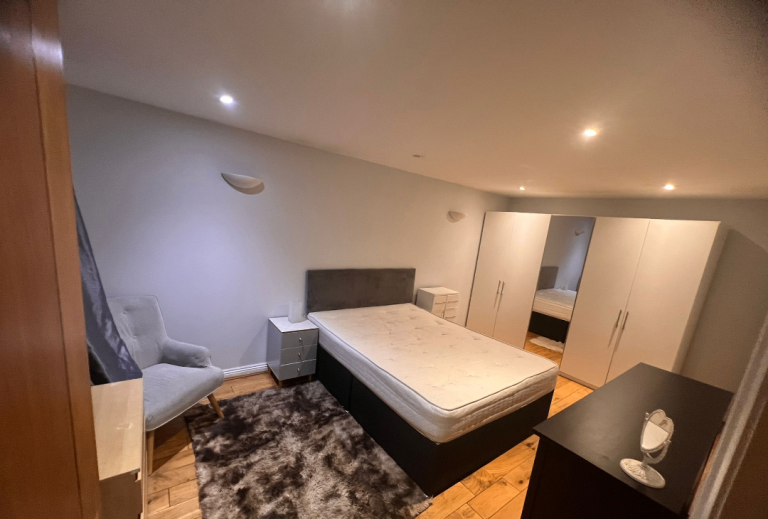 Spacious & Cosy Master Room for rent TW7 6GA