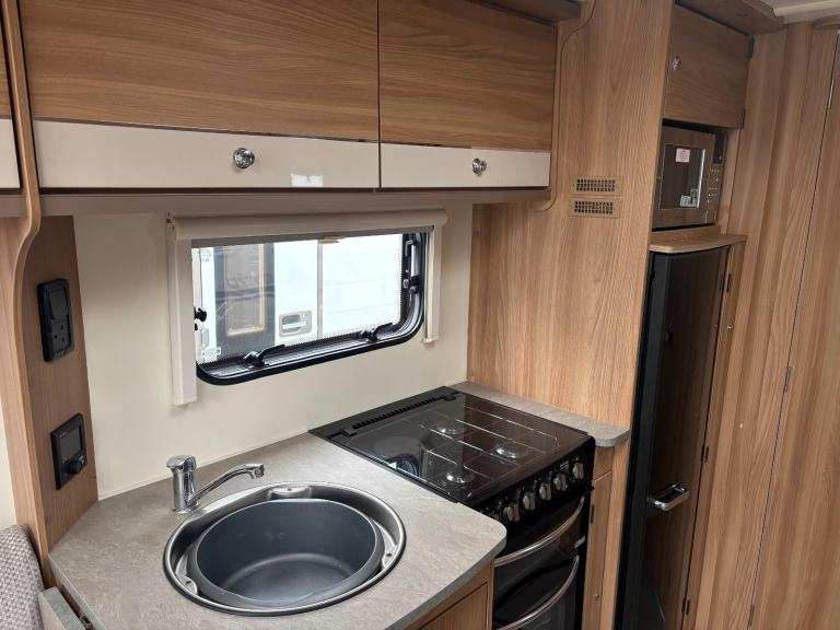 BAILEY PEGASUS GT70 GENOA - 2 BERTH CARAVAN WITH END WASHROOM AND MOTORMOVER