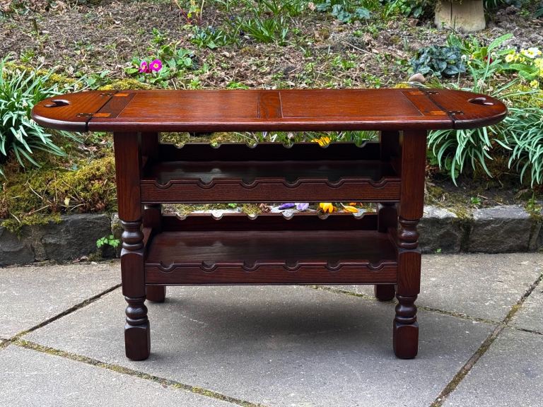 A WOOD BROTHERS OLD CHARM TUDOR BROWN OAK BUTLERS TABLE / TRAY / WINE RACK