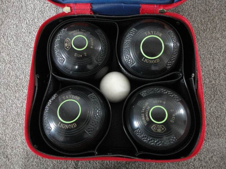 thomas taylor lignoid size 2 lawn bowls in bag with jack ball 