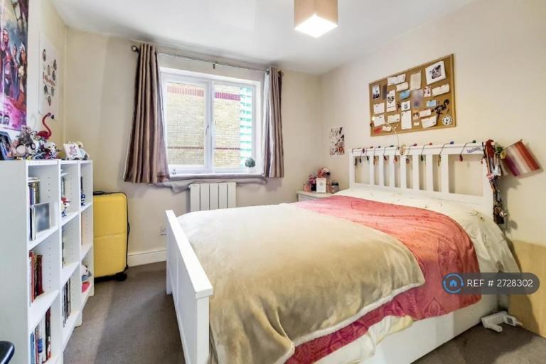 1 bedroom flat in Century House, London, SE8 (1 bed) (#2728302)