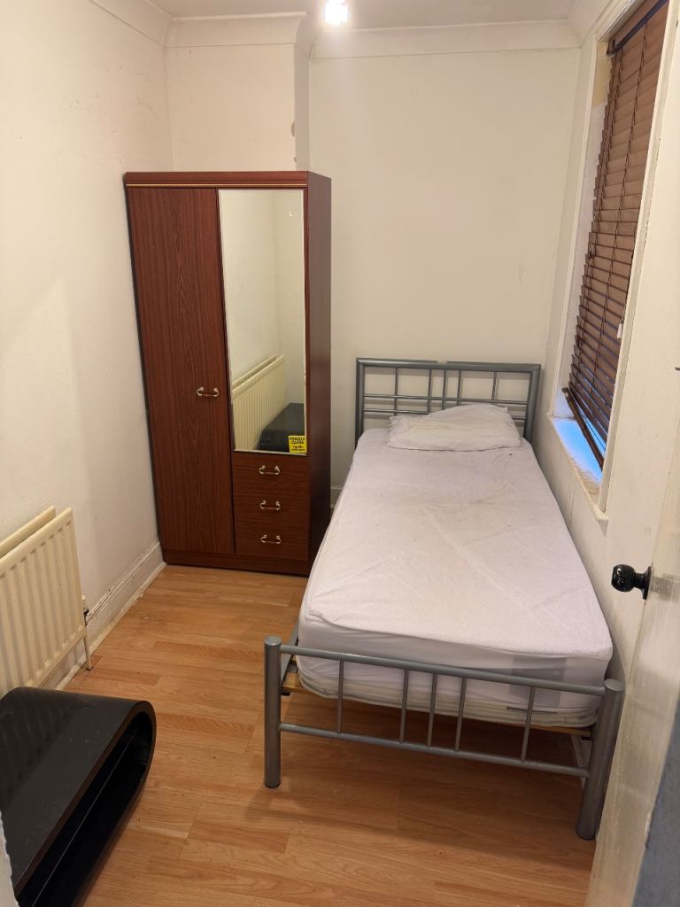 Single room and double room available now £90pw