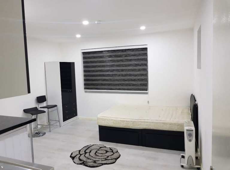 Studio Flat - Furnished - Kitchen/Bathroom 