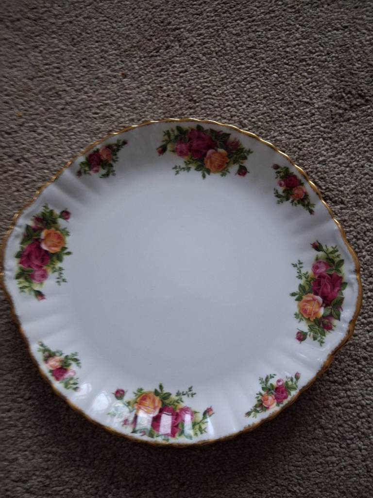 Decorative Ceramic Plate with Floral Design – Good Condition