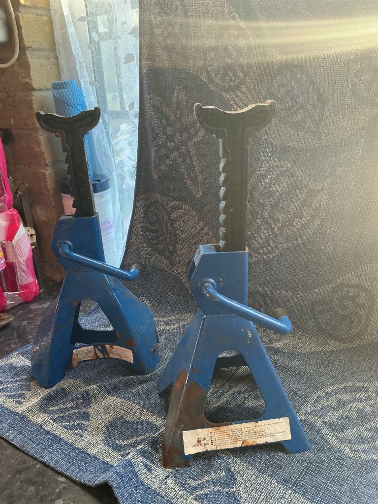 Car axle stands £7.00.