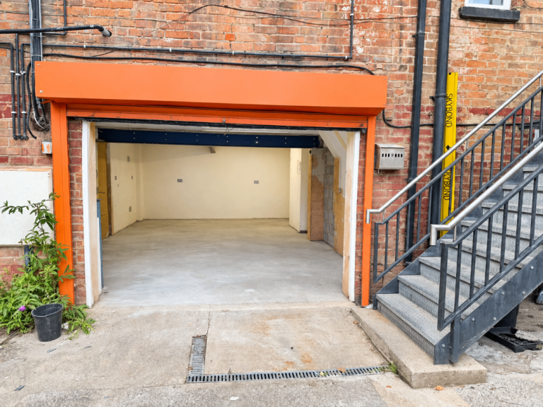 LARGE DOUBLE GARAGE WITH WC TO LET IN PRIME LOCATION - MANSFIELD ROAD, NG5