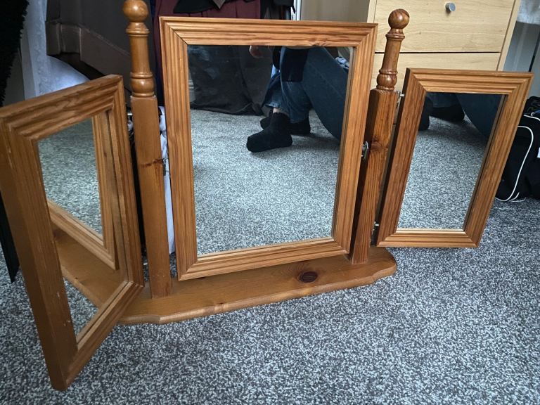 Dressing table mirror