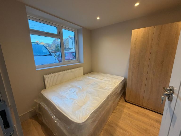 EN-SUITE ROOMS WITH KITCHENETTES, UB7