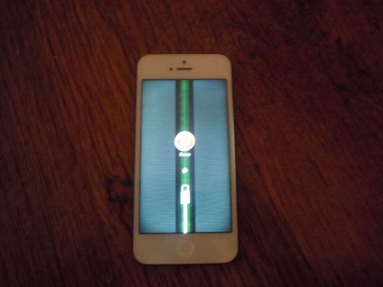 2 APPLE IPHONES 5 FOR REPAIR