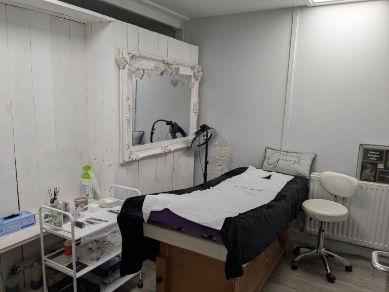 Beauty room to let in Northenden 