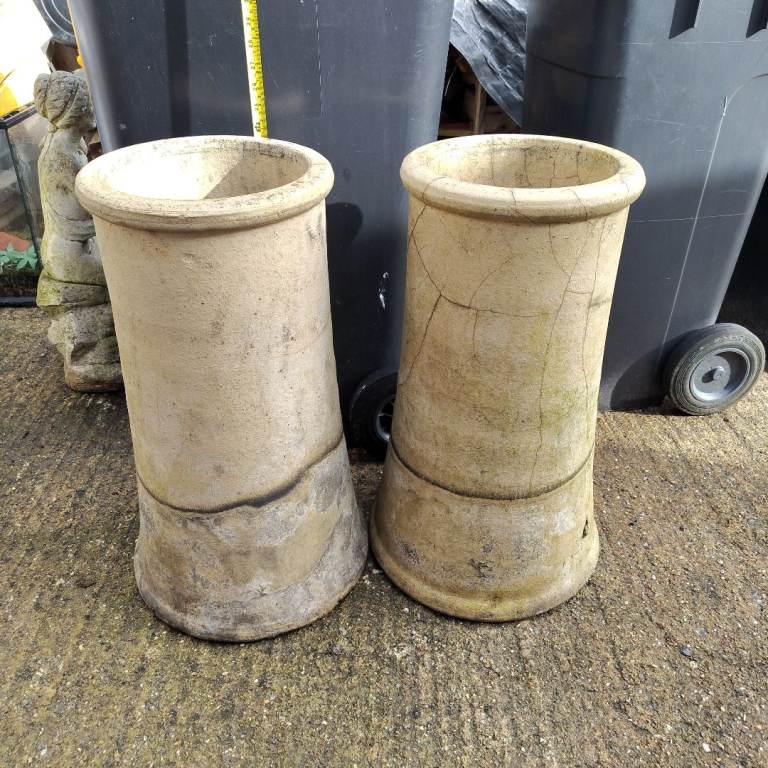 Pair of cream chimney pots 