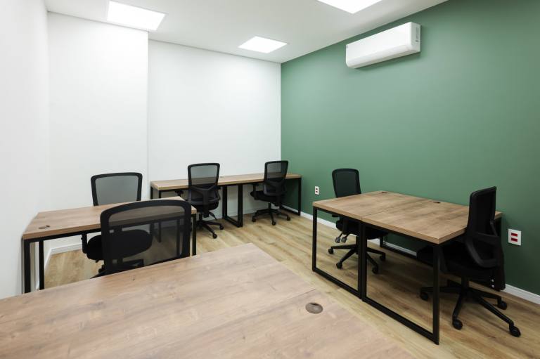Glasgow - G2 2HG \ Extra-Large Office with Space for Up to 15 Desks