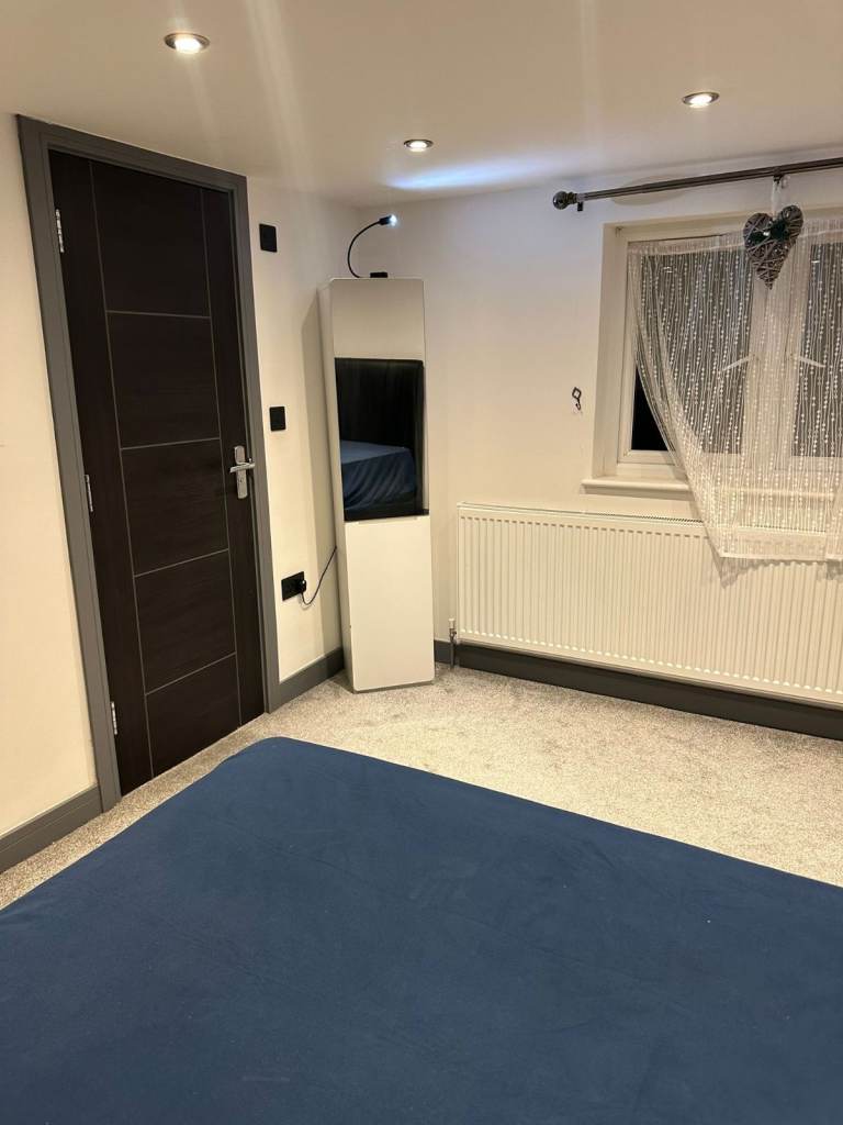 (AVAILABLE NOW!) ..DOUBLE ROOM IN APARTMENT HOUSE IN BARKING , IG11 0YY FOR £705pcm