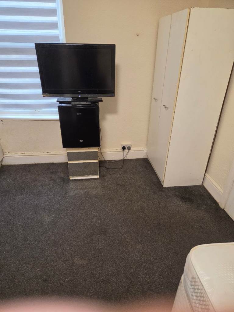 Studio flat available erdington suit DSS aged over 35
