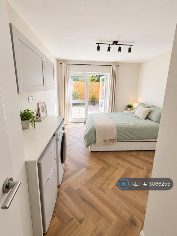 Studio flat in Ramsay Road, London, W3 (#3066255)
