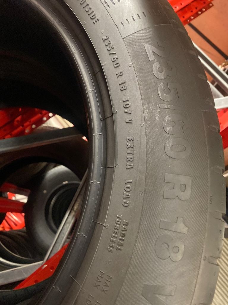 235/60R18 