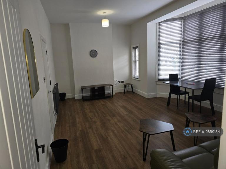 1 bedroom flat in Penrhyn Road, Colwyn Bay, LL29 (1 bed) (#2859184)