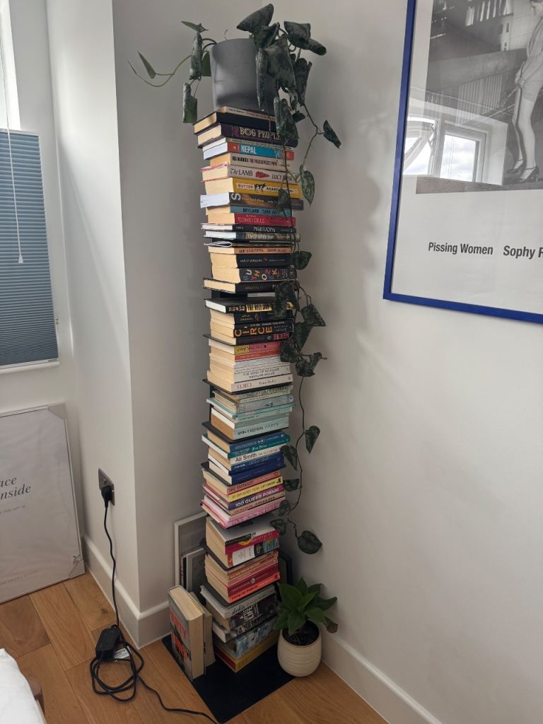 Floating bookshelf