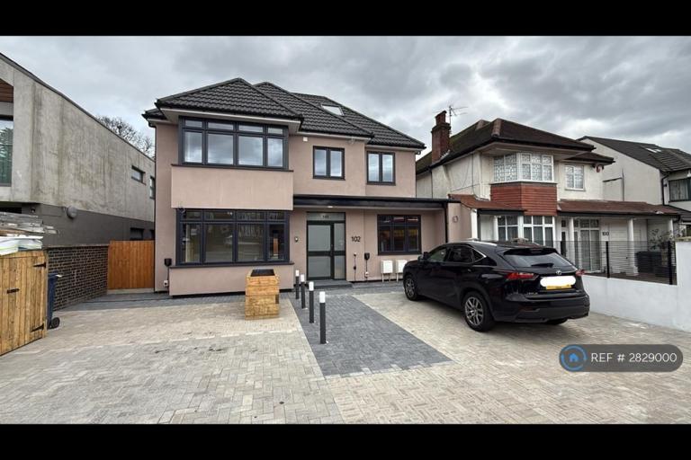 3 bedroom flat in Edgwarebury Lane, Edgware, HA8 (3 bed) (#2829000)