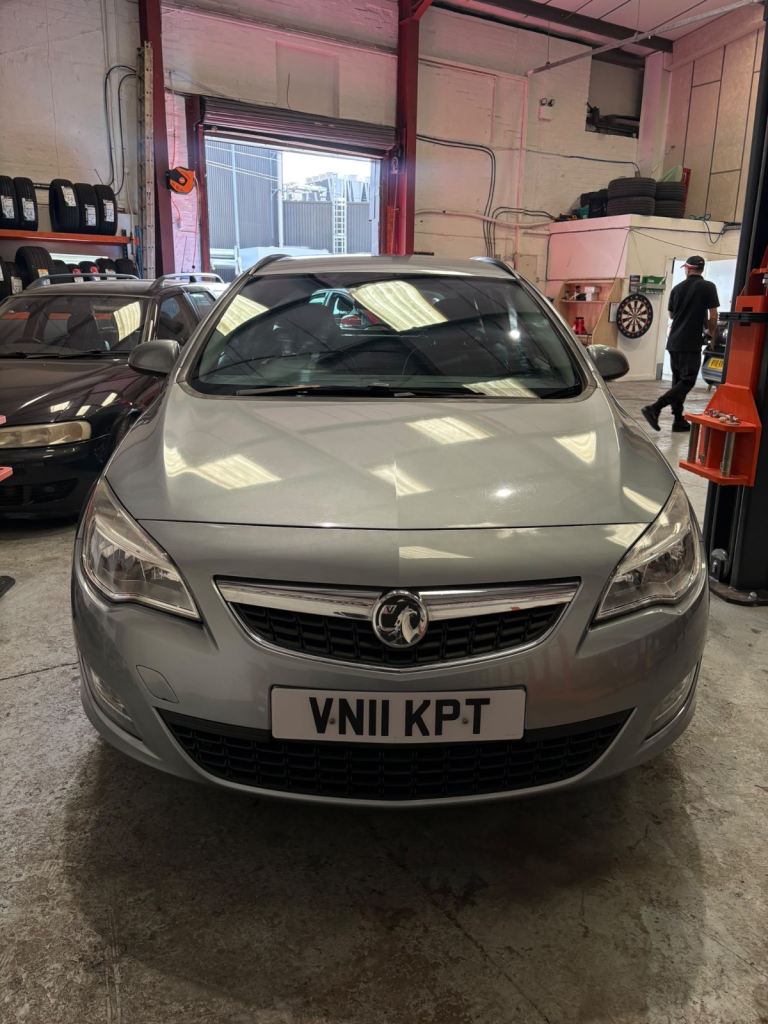 Vauxhall, ASTRA, Estate, 2011, Manual, 1686 (cc), 5 doors