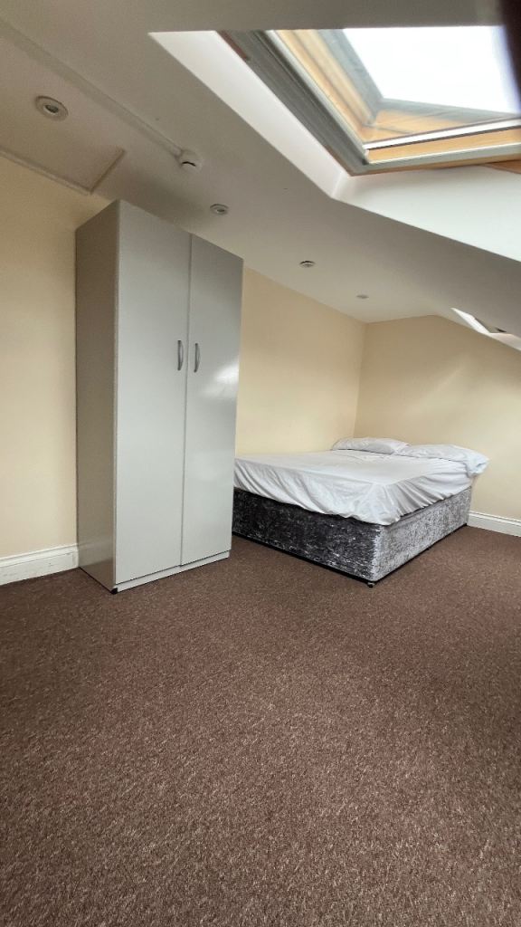 Spacious loft room Ilford / Seven Kings 