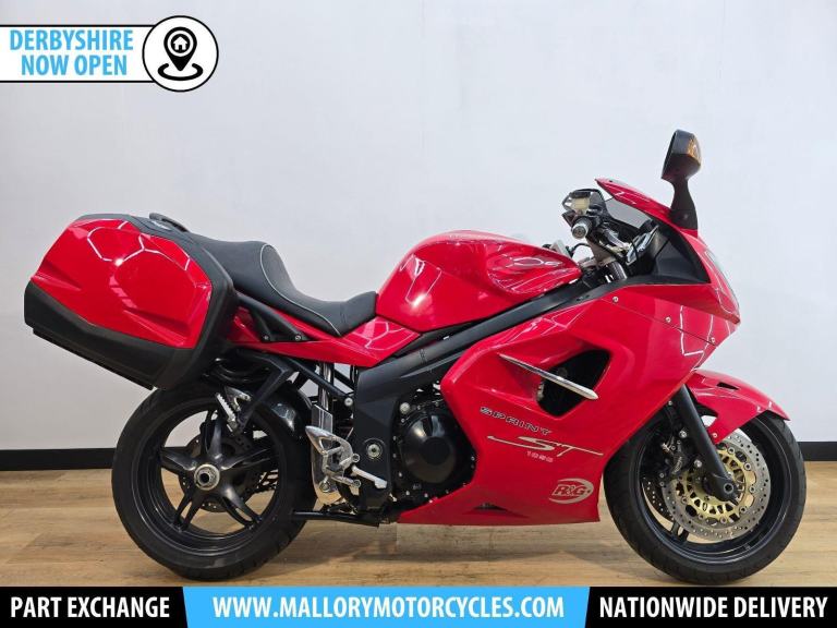 Triumph Sprint ST 1050 Red 2007 - Panniers, Carbon Hugger, Centre Stand