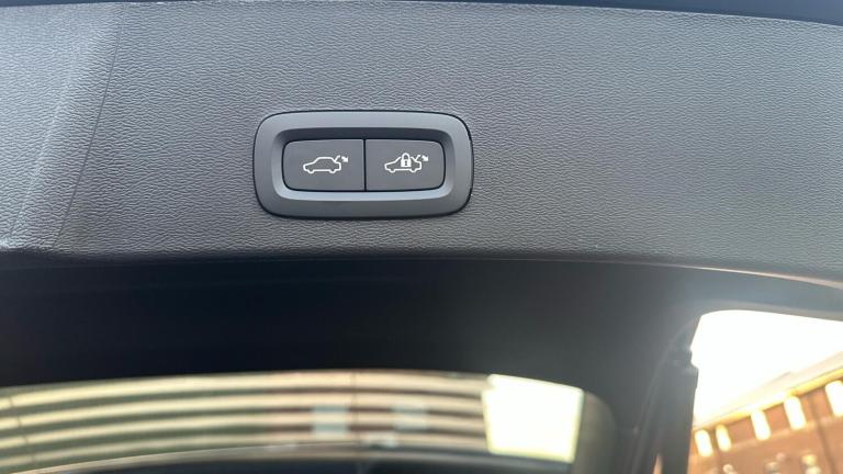  Volvo XC40 2.0 B4 MHEV Ultra Bright DCT Auto Euro 6 (s/s) 5dr Petrol/Electric Hybrid Automatic